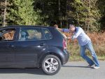 車のエンジンが故障したらどうする？エンジントラブルの対処法や修理費用について解説