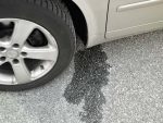 車のエンジンからオイル漏れが発生すると車の寿命？原因と対策・修理相場などを解説