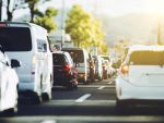信号待ちをしている時に車のエンジンが急に止まる？その原因や対処法を解説