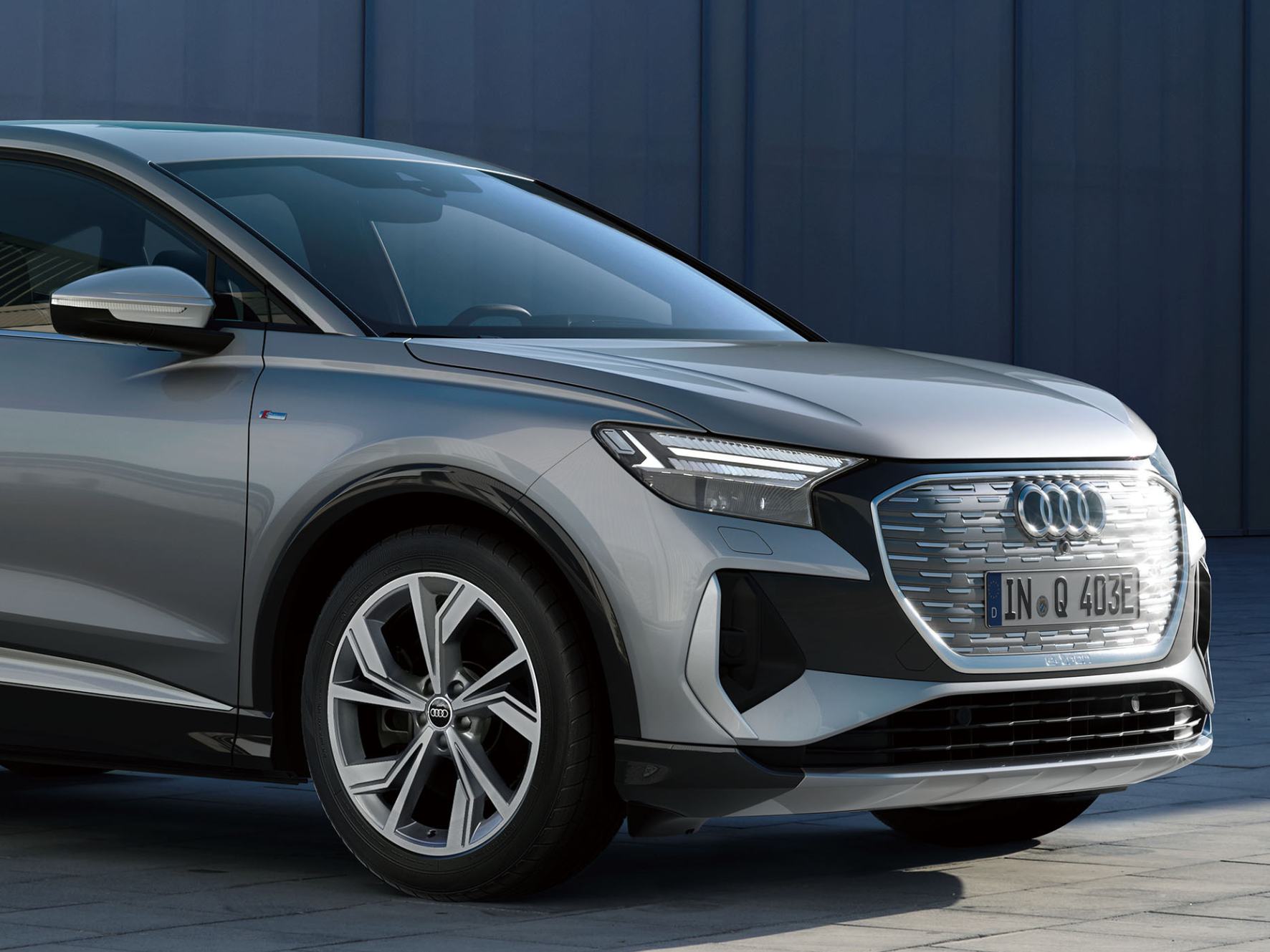 �����ǥ� ��Q4 e-tron�ץ��åץǡ��ȡ� ���ϡ����Ե�Υ����夷�����ѥ�ե��
