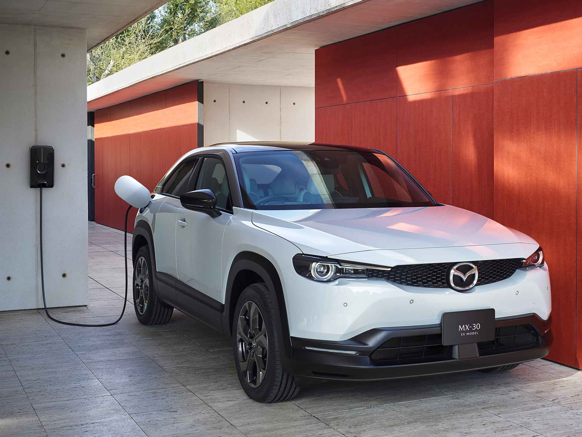 �ޥĥ� ��MX-30 EV��ǥ��������λ �������꡼EV�ؼ¼�Ū�ʥХȥ󥿥å�