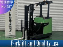 トヨタ　　フォークリフト・型式８ＦＢＲ１５・燃料タイプバッテリー・荷重１．４５ｔ・揚高３．０Ｍ・マスト２段・アタッチメントサイドシフト　アワーメーター６３５１ｈ（トヨタ）
